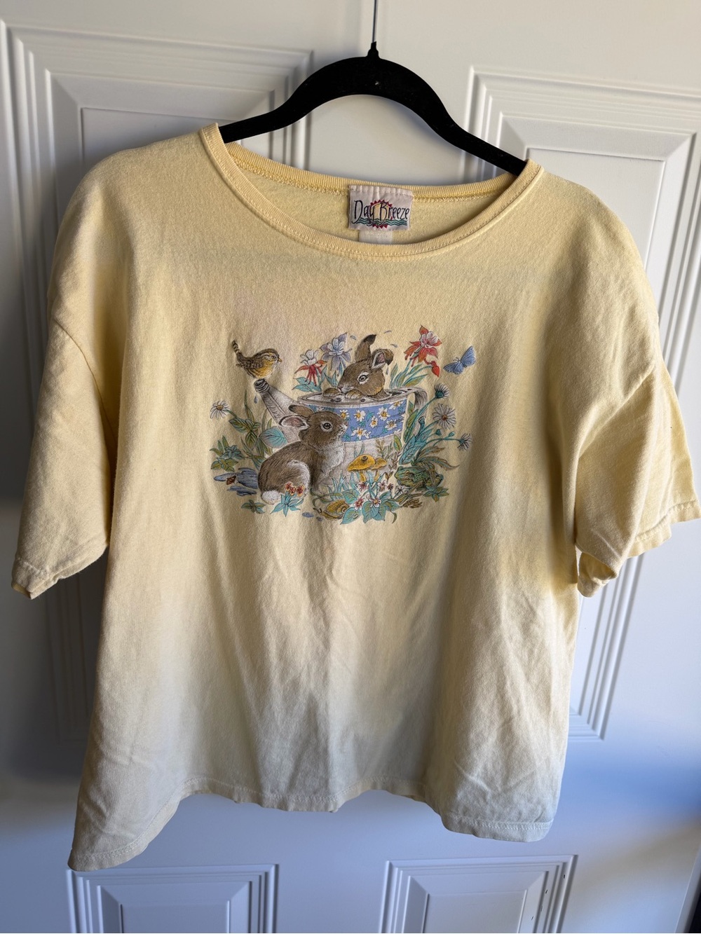 Women’s vintage T-shirt features a whimsical graphic of bunnies and birds size L